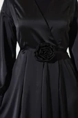 Gül Aksesuarlı Saten Elbise Siyah thumbnail 4