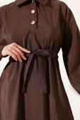 Kırışık Doku Yarım Düğmeli Elbise Kahve thumbnail 4