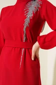 Yaka Taşlı Kuşaklı Elbise Kırmızı - 4