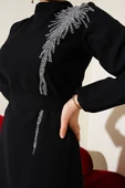 Yaka Taşlı Kuşaklı Elbise Siyah - 4