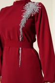 Yaka Taşlı Kuşaklı Elbise Bordo thumbnail 4