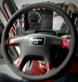 DİKİŞLİ DİREKSİYON KILIFI NOKTALI DERİ SİYAH DERİ KIRMIZI DİKİŞLİ MAN TGS TUŞSUZ MODEL İÇİN thumbnail 1