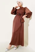 Gül Aksesuarlı Balon Kol Saten Elbise Kahve thumbnail 1