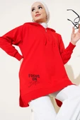 Kapüşonlu Yarım Fermuarlı Baskılı Tunik Kırmızı thumbnail 1