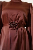 Gül Aksesuarlı Balon Kol Saten Elbise Kahve thumbnail 4