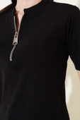Omuz Vatkalı Yarım Fermuarlı T-shirt Siyah thumbnail 4