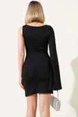 Göğüs Aksesuarlı Dekolteli Mini Elbise Siyah thumbnail 3