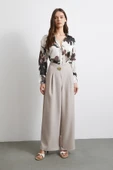Düğme Detaylı Pensli Dökümlü Pantolon Bej thumbnail 2
