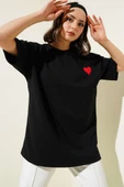 Yaka Kalp Nakışlı Salaş T-shirt Siyah - 1