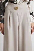 Düğme Detaylı Pensli Dökümlü Pantolon Bej thumbnail 5