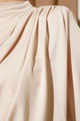Omuz Vatkalı Degaje Yaka Sandy Bluz Bej thumbnail 4