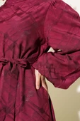 Desenli Balon Kol Kuşaklı Jakar Elbise Bordo - 4