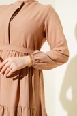 Yarım Gizli Düğmeli Kuşaklı Elbise Camel - 4