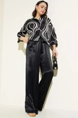 Desenli Kısa Gömlekli Saten İkili Takım Siyah thumbnail 1