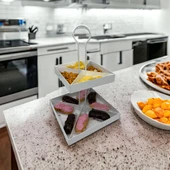 2 Katlı Dekoratif Beyaz Metal Çerezlik / Peynir Sunum Servis Tabağı - Lokumluk / Makaron, Pankek ve Tatlı Sunumu İçin - 11