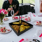 Tek Katlı Dekoratif Metal Siyah Çerezlik, Peynir Sunum Servis Tabağı - Lokumluk, Makaron, Pankek ve Tatlı İçin İdeal - 5