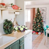 Nettenevime Yapay Çiçek Aranjmanı Sepettte Beyaz Gül Ve Mor Tomurcuklu Aranjmanı Çiçek Sepeti thumbnail 2