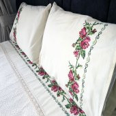 Çift Kişilik Kanaviçe İşlemeli Pike Takımı-Gül Demet Kırmızı - 1