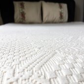 Çift Kişilik Kanaviçe İşlemeli Pike Takımı-Gül Demet Kırmızı - 5