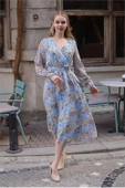 Dipmoda kadın mavi kruvaze yaka çiçek desenli midi elbise DPRSSN29 thumbnail 2