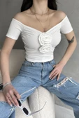 Kayık Yaka Gül Detaylı Crop Bluz thumbnail 1