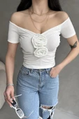Kayık Yaka Gül Detaylı Crop Bluz thumbnail 3