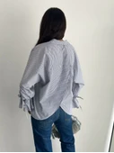 Arkası Asimetrik Yırtmaç Kesim Detaylı Cizgili Bluz Gömlek - Füme - 4