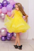 Kız Çocuk Omuzdan Göğse Tüylü Tek Omuz Eteği Kabarık Tüllü Sarı Abiye thumbnail 7