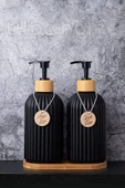 Tilbe Home 2’li Hands Dishes Siyah Dekoratif Mutfak Banyo Sıvı Cam Sabunluk Seti 500ml Bambu Stantlı Set - 1