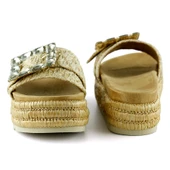 Erkan Saçmacı Bej Sabit Tek Bant Kristal Taş Süslemeli Hasır Dokulu Dolgu Topuklu Terlik - 3