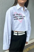 Beyaz Kalp-Slogan Baskılı Crop Gömlek - 6