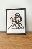 Modern Siyah Çerçeveli Ahşap Kitap Okuyan Kadın Tablosu | 3D Katmanlı Tasarım – 25x20 cm - 1