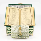 Desenli Kutu Çeyizlik, Seccade + Tesbih + Kuran Hediye Seti (Hafız Boy, Kadife, Yeşil, Elif-Vav) - 4