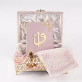 Desenli Kutu Çeyizlik, Seccade + Tesbih + Kuran Hediye Seti (Hafız Boy, P.Pembe, Elif-Vav) - 2