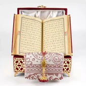 Desenli Kutu Çeyizlik, Seccade + Tesbih + Kuran Hediye Seti (Çanta Boy, Kadife, Bordo, Elif-Vav) thumbnail 4