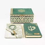 Desenli Kutu Çeyizlik, Seccade + Tesbih + Kuran Hediye Seti (Hafız Boy, Kadife, Yeşil, Elif-Vav) - 3
