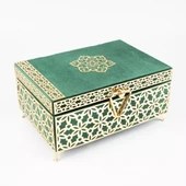 Desenli Kutu Çeyizlik, Seccade + Tesbih + Kuran Hediye Seti (Hafız Boy, Kadife, Yeşil, Elif-Vav) - 2