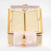 Desenli Kutu Çeyizlik, Seccade + Tesbih + Kuran Hediye Seti (Hafız Boy, P.Pembe, Elif-Vav) - 4