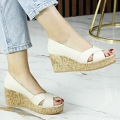 Erkan Saçmacı Astrid Bej Hakiki Deri Çapraz Bantlı Mantar Taban Görünümlü Dolgu Topuklu Sandalet - 3