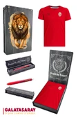 Galatasaray Orijinal Lisanslı Umbro V Yaka Kırmızı T-Shirt + Uçlu Kalem Set Hediyelik Ahşap Kutulu thumbnail 1