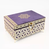 Desenli Kutu Çeyizlik, Şal + Seccade + Tesbih + Kuran Hediye Seti (Orta B. Kadife, Mor, Elif-Vav) thumbnail 2