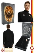Galatasaray Orijinal Lisanslı Dik Yaka Fermuarlı Siyah Sweat Gs Aslan Baskılı Hediyelik Ahşap Kutu thumbnail 1