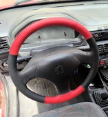 DİKİŞLİ DİREKSİYON KILIFI KIRMIZI DERİ SİYAH DERİ SİYAH DİKİŞLİ PEUGEOT 106 İÇİN thumbnail 1