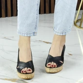 Erkan Saçmacı Astrid Siyah Hakiki Deri Çapraz Bantlı Mantar Taban Görünümlü Dolgu Topuklu Sandalet - 5