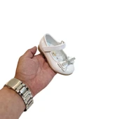 Fiyra 8013 Beyaz Rugan Taşlı Kurdeleli Cırtlı Bebe Babet - 1