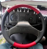 DİKİŞLİ DİREKSİYON KILIFI KIRMIZI DERİ SİYAH DERİ SİYAH DİKİŞLİ IVECO 80-12 KAMYON İÇİN thumbnail 1