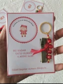 24 Adet Kişiye Özel 6 Ay Kına Hatırası Kırmızı Anahtarlık ve Paketlenmiş Kına Dağıtmalık Hediyelik thumbnail 4