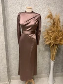 25Y3298 ELBİSE SATEN ÇİÇEK BRONŞLU ETEĞİ KALEM - 9
