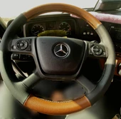 DİKİŞLİ DİREKSİYON KILIFI TABA DERİ SİYAH DERİ SİYAH DİKİŞLİ MERCEDES AROCS 4148 İÇİN thumbnail 1