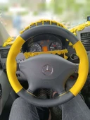 DİKİŞLİ DİREKSİYON KILIFI SARI DERİ SİYAH DERİ SARI DİKİŞLİ MERCEDES SPRİNTER TÜMSEKLİ DİREKSİYON thumbnail 1